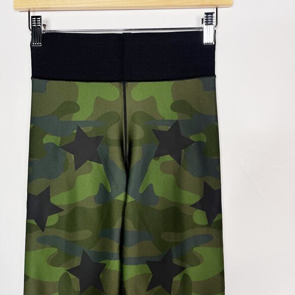 Ultracor Medium M Green Black Camo Stars Knockout Leggings Patent Print Workout - Picture 3 of 12